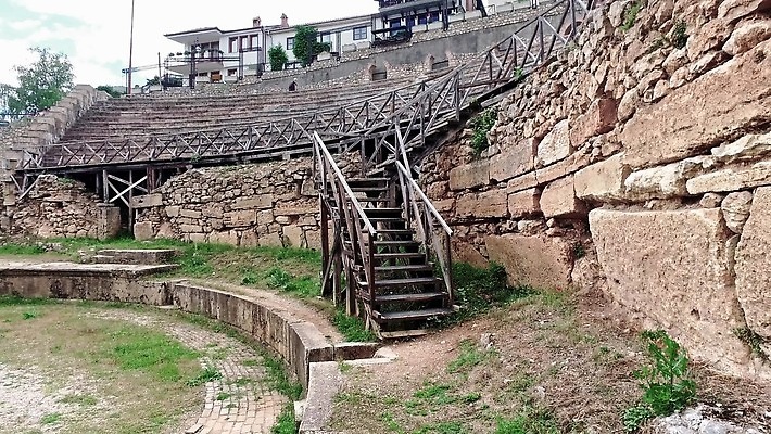 유럽 문화 벽 여행 의자 건축양식 놀이 휴가 사람없음 야외 건물 물 태양 계단 경기장 산책 무대 수확 골동품 성 중세 역사 배우 군중 극장 언덕 폐허 장면 드라마 그리스인 로마인 마케도니아 옛날 원형극장 1인칭시점 4K MP4 해외동영상 클립영상 자연요소 서양인 건축물 시선 건축 나라 가구 농업 스포츠시설 휴식 사람 인종 연예인 동영상 파일형식 남유럽