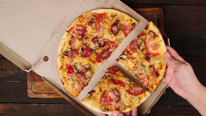 백인 손 음식 조각 토마토 치즈 피자 요리 상자 식사 저녁식사 이탈리아 잡기 맛 자르기 굽기 먹기 점심식사 맛있는 4K MOV 해외동영상 클립영상 서양인 유럽 컨셉 채소 모션 유제품 패스트푸드 서양음식 신체부위 구이 동영상 파일형식