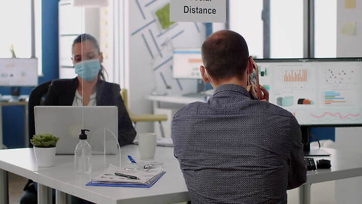 백인 직업 라이프스타일 얼굴 비즈니스 노동자 직장 건강 대화 가면 마스크 안전 사람 노트북 스마트폰 컴퓨터 사무실 업무 작업 비즈니스맨 비즈니스우먼 바이러스 보호 질병 동료 예방 감염 방패 전염병 코로나바이러스 사회적거리두기 뉴노멀 4K MOV 해외동영상 클립영상 서양인 여자 남자 캠페인 컨셉 회사 의학 관계 말하기 생활 신체부위 경제 전자제품 핸드폰 스마트기기 직장인 동영상 파일형식