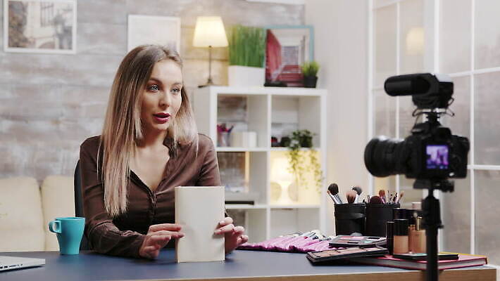 직업 라이프스타일 여자 얼굴 인터넷 비즈니스 주택 실내 미소 두명 뷰티 유행 카메라 디지털 촬영 웹 화장품 장비 정보 업무 네트워크 방송 온라인 동영상 블로거 블로그 소셜 생존 스타일 크리에이터 1인미디어 4K MOV 해외동영상 클립영상 표정 사람 내부 건물 생활 신체부위 전자제품 작업 파일형식