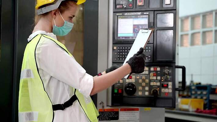 직업 남자 산업 종이 안경 비즈니스 사업가 공장 노동자 대화 한명 안전 사람 동양인 금속 기계 장비 정보 비즈니스맨 기술자 엔지니어 제조 보호 감독 결과 안전모 헬멧 위험 토론 보고서 경영자 감독관 엔진 주인 경영 제어 4K MP4 해외동영상 클립영상 1 잡화 컨셉 공업 재질 말하기 인종 직장인 안전장비 보호장비 리더 동영상 파일형식