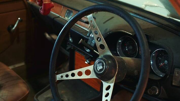 자동차 실내 사람없음 내부 수확 판넬 바퀴 클래식 고급 핸들 복고 광택 재택근무 계기판 속도계 옛날 스타일 4K MOV 해외동영상 클립영상 육상교통 컨셉 농업 비즈니스 동영상 파일형식