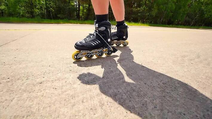 라이프스타일 스포츠 포즈 건강 소년 야외 신체부위 여름 운동복 운동 공연 스케이팅 바퀴 닫기 회전 롤러 스케이터 운동가 중고 MOV 해외동영상 클립영상 옷 계절 남자 어린이 모션 겨울스포츠 운동선수 사람 이벤트 생활 동영상 파일형식