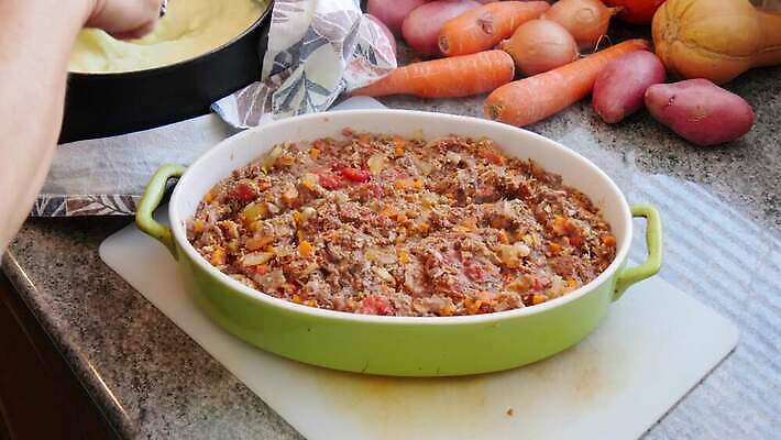 전통 접시 음식 채소 감자 파슬리 육류 요리 사람없음 식사 저녁식사 소고기 시골 굽기 시골집 프랑스어 점심식사 그라탱 다진 캐서롤 핸드메이드 4K MP4 해외동영상 클립영상 문자 식기 식재료 주택 서양음식 용기_그릇 구이 동영상 파일형식