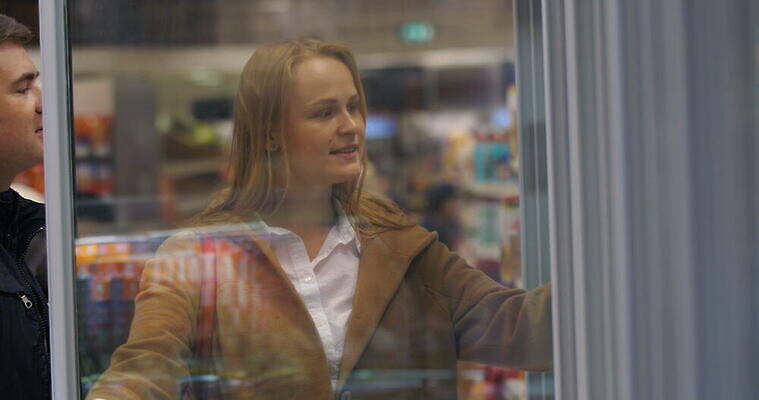 백인 커플 잡화 여자 남자 음식 2 가족 실내 성인 쇼핑 세일 상점 냉동 식사 흰색 쌍 시장 선택 구매 상품 쇼핑몰 고객 무역 냉장고 패키지 소매 슈퍼마켓 냉각기 냉동고 매각 4K MOV 해외동영상 클립영상 서양인 산업 컬러 컨셉 관계 사람 내부 가전제품 동영상 파일형식