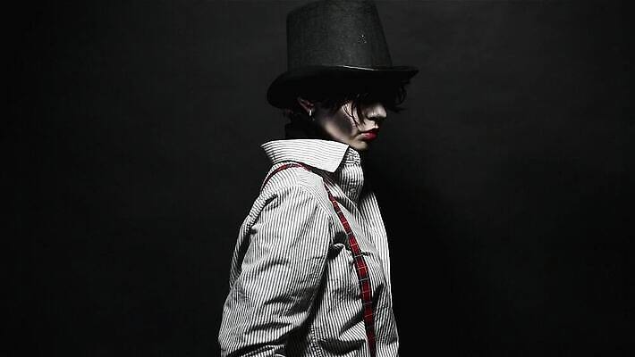 백인 모델 여자 얼굴 백그라운드 휴가 실내 미술 한명 사람 성인 빨간색 뷰티 파티 유행 검은색 어둠 페인트 할로윈 흰색 화려 무서움 입술 마녀 흡혈귀 나쁜 고딕 호러 좀비 스타일 MOV 해외동영상 클립영상 서양인 1 감정 컬러 컨셉 문화예술 이벤트 내부 신체부위 공포 동영상 파일형식