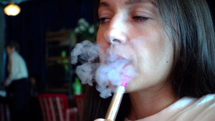 모델 여자 행복 얼굴 컬러 백그라운드 벽지 추상 흡연 담배 한명 파란색 빛 섹시 파티 유행 검은색 어둠 축하 뜨거움 연기 야간 위험 클럽 전자 열정 담배연기 동쪽 중독 니코틴 스타일 못생김 MOV 튀르키예 해외동영상 클립영상 자연요소 1 감정 아시아 컨셉 무늬 사람 이벤트 신체부위 방향 동영상 파일형식