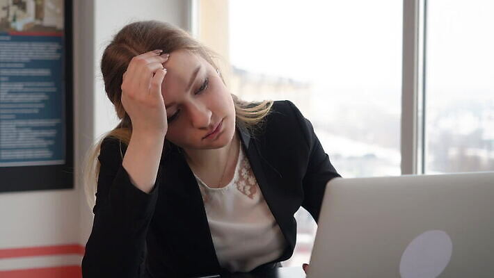 백인 직업 여자 컨셉 비즈니스 탁자 노동자 스트레스 피곤 한명 사람 노트북 컴퓨터 사무실 머리 공책 터치 슬픔 업무 작업 비즈니스우먼 실패 좌절 종업원 집중 책상 경영자 두통 업무과다 문제 과로 우울증 위기 MOV 해외동영상 클립영상 서양인 1 감정 가구 문구용품 신체부위 전자제품 직장인 질병 리더 동영상 파일형식