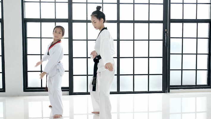 학생 커플 교육 남자 어린이 스포츠 포즈 운동화 유니폼 교실 학교 함께함 사람 동양인 두명 운동 교사 힘 경쟁 방 흰색 무도 그룹 방어 공격 연습 태권도 체육관 싸움 주인 스트라이크 토너먼트 4K MOV 해외동영상 클립영상 직업 옷 컬러 신발 컨셉 관계 모션 건강 어류 인종 격투기 동영상 파일형식