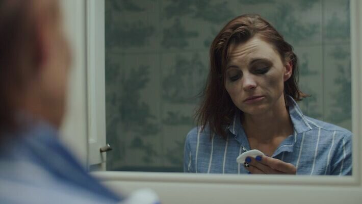 여자 얼굴 셔츠 아파트 주택 갈색머리 한명 미소 사람 성인 캐주얼 뷰티 유행 귀걸이 거울 고통 터치 붓 화려 찡그림 이발 눈썹 속눈썹 만취 피부 입술 만들기 두통 숙취 위생관리 성인여자한명만 신청 4K MOV 해외동영상 클립영상 1 헤어스타일 옷 감정 컨셉 상의 장신구 모션 표정 관리 건물 신체부위 질병 동영상 술취함 여자한명만 성인여자만 파일형식