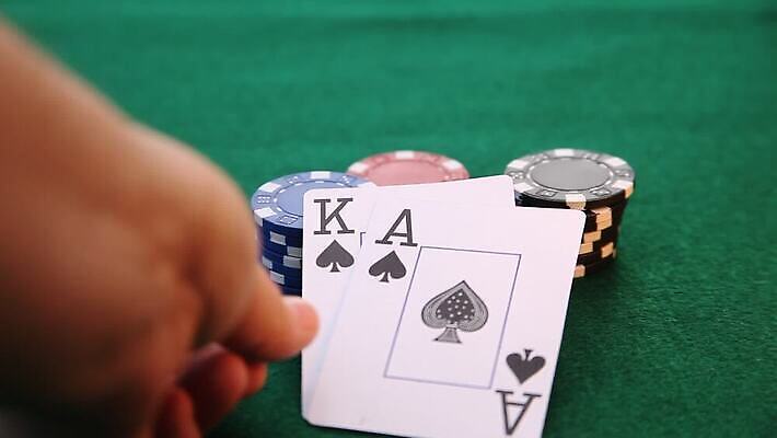 손 사람없음 초록색 우승 신용카드 도박 위험 왕 카지노 포커 중독 에이스 펠트 MOV 해외동영상 클립영상 컬러 컨셉 신체부위 금융 게임 최고 트럼프 동영상 파일형식 천_직물