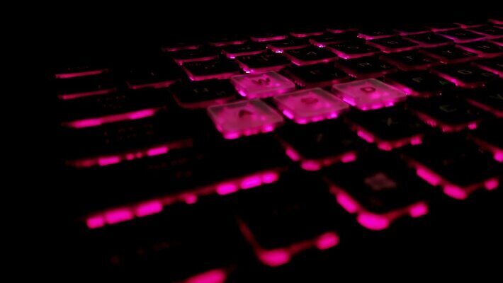 디자인 컬러 백그라운드 무지개 인터넷 비즈니스 통신 놀이 열쇠 조명 기술 사람없음 빨간색 초록색 파란색 노트북 빛 컴퓨터 컬러풀 사무실 디지털 검은색 공책 어둠 장비 게임 타이핑 키보드 업무 닫기 야간 편지 사이버 전자 온라인 빛망울 하드웨어 주도 4K MOV 해외동영상 클립영상 자연요소 모션 문구용품 전자제품 예절 작업 동영상 파일형식