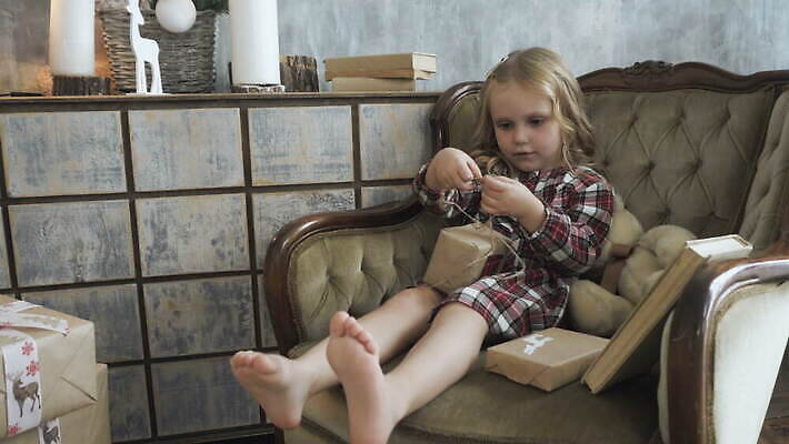 나무 손 여자 종이 크리스마스 겨울 장신구 넥타이 휴가 새로움 주택 관리 선물 미술 한명 사람 장식 상자 금발 놀람 방 덮개 축하 연도 패키지 리빙 핸드메이드 4K MOV 해외동영상 클립영상 식물 1 헤어스타일 잡화 계절 기념일 감정 컨셉 문화예술 표정 건물 신체부위 뚜껑 동영상 파일형식