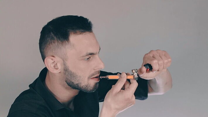 식물 남자 행복 문화 셔츠 잎 자연 휴식 흡연 실내 한명 사람 약 검은색 잡초 삼 연기 약초 허브 라이터 내추럴 흡연자 대마초 마리화나 MOV 해외동영상 슬로모션 클립영상 1 감정 컬러 컨셉 상의 채소 의학 담배 촬영기법 내부 풀_식물 생태계 동영상 마약 파일형식