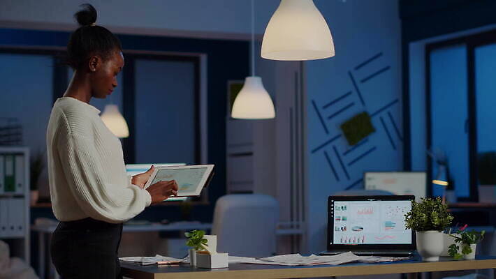 직업 인터넷 비즈니스 사업가 통계 그래프 설계 노동자 직장 피곤 서기 사람없음 금융 경제 사무실 독서 알약 모니터 자료 기록 잡기 작업 비즈니스우먼 네트워크 야간 연결 종업원 분석 확인 경영자 업무과다 이익 야근 변호사 경영 마감 서류판 회계사 4K MOV 해외동영상 클립영상 자연요소 여자 컨셉 회사 모션 컴퓨터 약 사무용품 업무 직장인 리더 동영상 파일형식