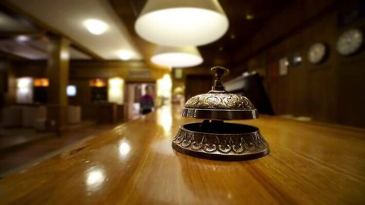 여행 비즈니스 호텔 휴가 한명 목재 반사 금속 소리 방 수확 종 긴급 반지 시간 도움 고급 계산대 도착 고객 책상 오브젝트 서비스 신호 공포 안내원 부름 방문 자원 여관 경보 놋쇠 옛날 접수 주목 지원 체크아웃 헬프 전경 4K MP4 해외동영상 클립영상 나무 직업 1 가구 컨셉 농업 재료 장신구 모션 재질 숙소 사람 풍경 동영상 파일형식 탑뷰