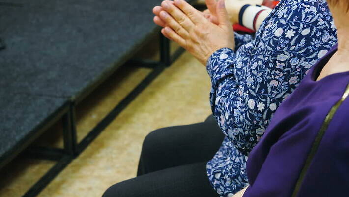 백인 라이프스타일 여자 노년 행복 할머니 여유 응원 함께함 실내 관리 사람 앉기 이벤트 성인 콘서트 발표 박수 즐거움 쇼 감탄 옛날 MOV 해외동영상 클립영상 서양인 감정 컨셉 모션 손짓 내부 생활 공연 동영상 파일형식