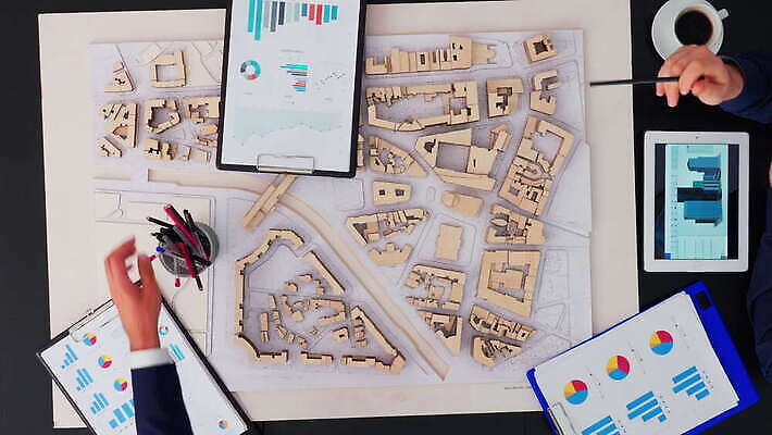 직업 디자인 컨셉 비즈니스 건축양식 사업가 통신 회의 직장 대화 사람 건물 노트북 사무실 가리킴 업무 작업 그룹 엔지니어 계획 정상 건축가 책상 분석 동료 경영자 공학 프로젝트 카피스페이스 콜라보레이션 브레인스토밍 4K MOV 해외동영상 클립영상 건축물 교육 건축 가구 회사 관계 말하기 손짓 전자제품 공백 기술자 리더 동영상 파일형식