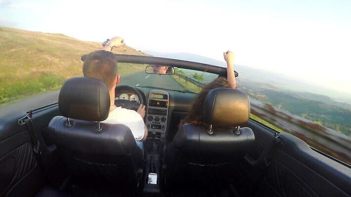 라이프스타일 커플 여자 행복 도로 여행 자동차 휴가 갈색머리 미소 사람 사람없음 야외 여름 친구 햇빛 태양 파티 일몰 기쁨 꿈 운전 운전사 고급 오픈카 자동 4K MP4 해외동영상 클립영상 자연요소 직업 헤어스타일 계절 감정 길 육상교통 컨셉 관계 교통시설 모션 승용차 표정 이벤트 생활 노을 동영상 파일형식