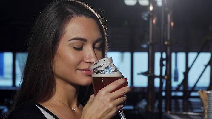 라이프스타일 여자 음료 휴가 휴식 기념 맥주 한명 이벤트 섹시 귀여움 식당 카페 기쁨 표현 알코올 도시 바 맛 갈증 계산대 고객 주말 양조장 옥토버페스트 혼자 유흥 4K MOV 해외동영상 클립영상 1 감정 컨셉 주류 사람 생활 상점 동영상 파일형식