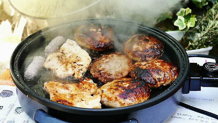 전통 접시 음식 장갑 공 불 따뜻함 건강 육류 돼지고기 스테이크 요리 동양인 사람없음 소풍 파티 요리사 식사 저녁식사 소고기 뜨거움 프라이팬 연기 맛 그릴 바비큐 미트볼 굽기 양고기 점심식사 케밥 다진 발칸반도 세르비아 맛있는 MOV 해외동영상 슬로모션 클립영상 자연요소 직업 식기 잡화 컨셉 식재료 주방용품 서양음식 촬영기법 인종 이벤트 야외활동 구이 동영상 파일형식