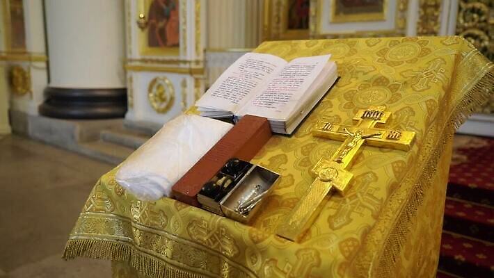 전통 기독교 종교 결혼 십자가 실내 사람없음 내부 책 독서 뷰티 성당 교회 믿음 성경 기도 축하 예수 축복 성직자 러시아 신성 덩어리 러시아인 복음 성찬식 성체 세례 장례식 제단 MOV 해외동영상 클립영상 서양인 감정 유럽 컨셉 종교용품 종교건축 이벤트 건물 신_종교 동영상 파일형식