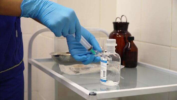 직업 장갑 건강 병원 주사기 치료 약 방 장비 흐름 간호사 의사 긴급 바늘 액체 바이러스 떨어짐 질병 준비 튜브 주사약 외과 테라피 해결 조제 돌봄 치유 투입 헬프 항생제 코로나바이러스 4K MP4 해외동영상 클립영상 잡화 컨셉 의학 의료기기 모션 뷰티 의료진 도구 도움 만들기 동영상 파일형식