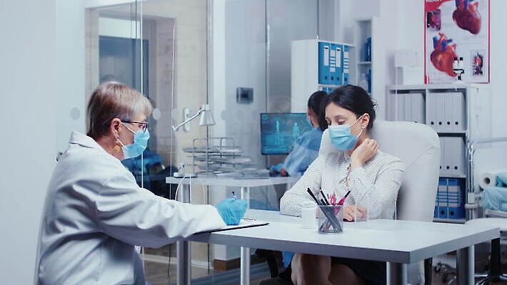 직업 컨셉 창문 유리 병원 말하기 가면 사무실 외침 환자 간호사 의사 슬픔 뉴스 바이러스 좌절 보호 결과 질병 캐비닛 책상 상담 방문 문제 나쁜 적자 치료사 터미널 헬프 코로나바이러스 4K MOV 해외동영상 클립영상 감정 가구 비즈니스 의학 모션 재질 소리 의료진 도움 사물함 동영상 파일형식