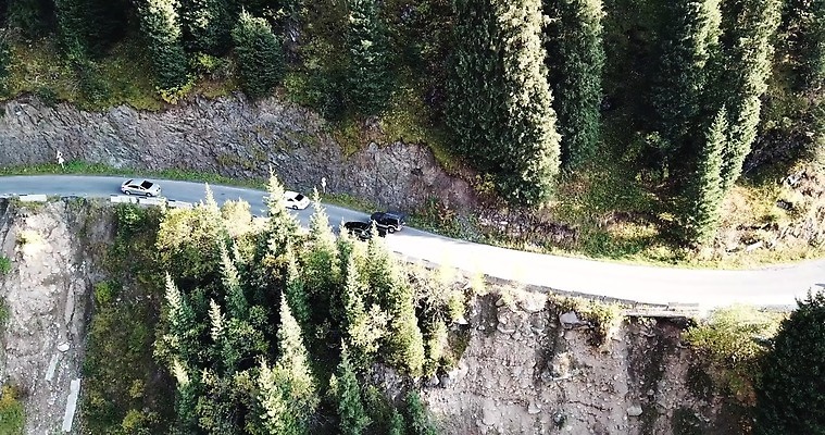 나무 도로 선 여행 교통시설 자동차 자연 산 안테나 그림자 사람없음 초록색 운전 시골 고속도로 운전사 정상 숲 언덕 회전 항공촬영 드론 루트 방법 선로 카자흐스탄 가문비나무 4K 알마티 MP4 해외동영상 클립영상 식물 직업 아시아 길 육상교통 뷰포인트 컬러 교통 통신 모션 시설 생태계 동영상 파일형식