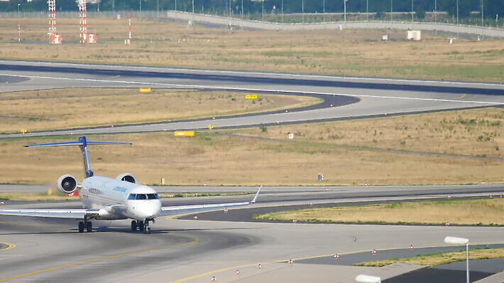 유럽 교통시설 하늘 비행기 사람없음 공항 항공 상업 제트기 승객 이륙 엔진 대패 프랑크푸르트 항공사 지상주행 유도로 MOV 해외동영상 클립영상 나라 산업 교통 항공교통 대중교통 독일 도시 시설 동영상 파일형식