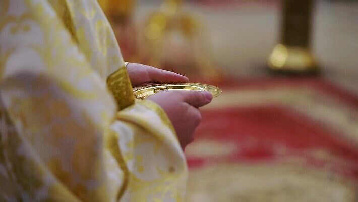 백인 전통 커플 드레스 종교 꽃다발 신랑 결혼 신혼부부 결혼식 기념 실내 사람 이벤트 내부 낭만 흰색 반지 아빠 우아함 성직자 통로 신성 약혼 덩어리 성찬식 신앙심 MOV 해외동영상 클립영상 서양인 부부 옷 꽃 컬러 컨셉 장신구 가족 관계 약속 신혼 동영상 파일형식