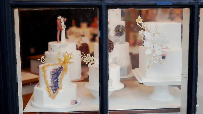 디자인 음식 백그라운드 창문 디저트 영국 잉글랜드 사탕 사람없음 장식 파란색 세트 컬러풀 갈색 노란색 쿠키 케이크 초콜릿 얼음 빵집 소용돌이 흰색 대접 달콤 맛 설탕 컵케이크 굽기 먹기 크림 런던 산딸기 머핀 토핑 바닐라 반투명 브라우니 페스츄리 해로움 핸드메이드 프로스팅 맛있는 버터크림 4K MOV 해외동영상 클립영상 자연요소 유럽 빵 컬러 컨셉 과일 모션 상점 회오리 구이 제빵 동영상 파일형식