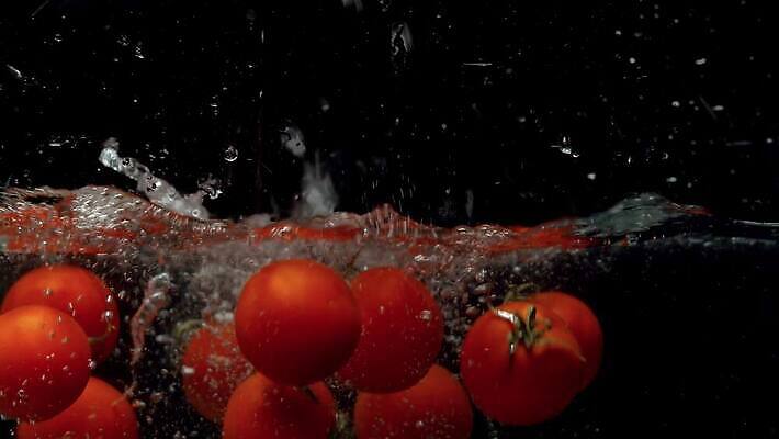 음식 컬러 포즈 백그라운드 이동 컨셉 토마토 채소 표면 실내 건강 사람없음 빨간색 물 빛 반사 검은색 어둠 거품 물방울 신선 원형 액체 닫기 떨어짐 먹기 분무기 정물화 채식주의자 스플래쉬 비건 4K 유체 MP4 해외동영상 클립영상 자연요소 도형 모션 내부 그림 채식 동영상 파일형식
