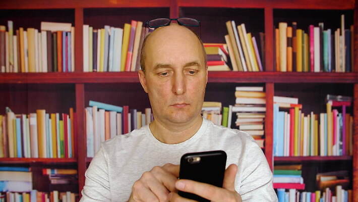 백인 직업 남자 행복 백그라운드 인터넷 비즈니스 통신 성공 모바일 책장 주택 세포 기술 한명 미소 사람 성인 내부 스마트폰 핸드폰 사무실 잡기 도시 업무 비즈니스맨 자신감 메시지 도서관 전화기 경영자 부름 경영 채팅 4G 4K MOV 해외동영상 클립영상 서양인 1 교육 감정 가구 컨셉 모션 표정 IT 건물 전자제품 스마트기기 작업 직장인 리더 동영상 파일형식