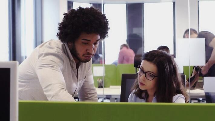 백인 직업 응시 행복 비즈니스 통신 관계 노동자 직장 대화 미소 사람 앉기 여러명 성인 스마트폰 컴퓨터 사무실 우주 헤드폰 흰색 업무 도움 오픈 그룹 센터 계획 연결 고객 동료 바쁨 부름 멀티 지원 MP4 해외동영상 클립영상 서양인 시선 감정 컬러 음향기기 다수 컨셉 회사 모션 표정 말하기 전자제품 핸드폰 스마트기기 작업 동영상 파일형식