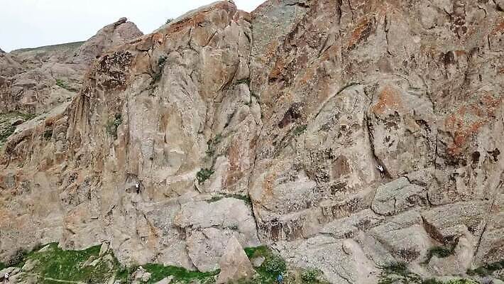 라이프스타일 남자 행복 밧줄 벽 스포츠 모션 자연 성공 산 기술 사람 취미 사람없음 야외 운동 힘 등산 하이킹 도전 정상 위험 결심 오르기 노력 암초 드론 산악가 카자흐스탄 자극 MP4 해외동영상 클립영상 감정 아시아 줄 컨셉 레저 건강 생활 트래킹 생태계 동영상 파일형식