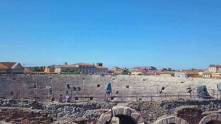 여행 백그라운드 지붕 파노라마 미술 사람없음 옆모습 가로 탑 경기장 이탈리아 콘서트 수확 골동품 발코니 원형 성 중세 역사 재산 옥상 극장 정사각형 광장 슛 장면 지역 궤도 기념물 원형경기장 천연기념물 드론 로마인 베로나 보호구역 옛날 오페라 원형극장 파멸 4K MOV 해외동영상 클립영상 도형 건축물 유럽 뷰포인트 컨셉 농업 스포츠시설 문화예술 촬영기법 인종 금융 공연 동영상 구역 파일형식 소멸