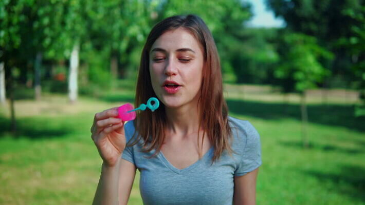 백인 1 학생 여자 행복 얼굴 놀이 거리 한명 웃음 사람 풍경 성인 야외 10대 여름 청춘 정원 거품 도시 시원함 즐거움 스타일 힙스터 4K MOV 해외동영상 클립영상 서양인 계절 패션 감정 컨셉 청소년 표정 신체부위 동영상 파일형식