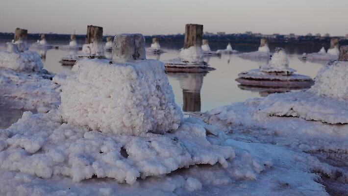 호수 바다 백그라운드 자연 사람없음 야외 물 흰색 약초 크리스탈 휴양지 진흙 결정체 지구온난화 내추럴 우크라이나 짠맛 오데사 4K MP4 해외동영상 클립영상 자연요소 유럽 컬러 장소 풀_식물 맛 광석 생태계 동영상 기후변화 파일형식