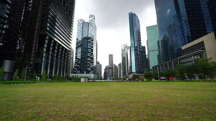 외관 실루엣 아시아 여행 비즈니스 건축양식 하늘 파노라마 풍경 사람없음 건물 금융 빛 도시풍경 반사 고층빌딩 황혼 일몰 도시 도심 야간 저녁 상업 지역 타운 스카이라인 싱가폴 랜드마크 4K MOV 해외동영상 클립영상 자연요소 건축물 건축 나라 촬영기법 빌딩 경제 노을 동영상 파일형식