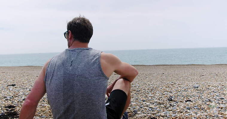 바다 휴가 휴식 영국 한명 앉기 야외 뒷모습 선글라스 조약돌 도피 서식스 4K MOV 해외동영상 클립영상 1 유럽 안경 뷰포인트 컨셉 모션 사람 돌_바위 동영상 파일형식