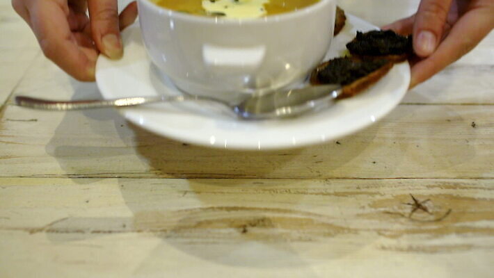 접시 음식 부분 탁자 서브 요리 사람없음 목재 식당 숟가락 식사 카페 발표 맛 수프 먹기 크림 브루스케타 맛있는 MOV 해외동영상 클립영상 나무 식기 가구 컨셉 재료 모션 수저 상점 동영상 파일형식