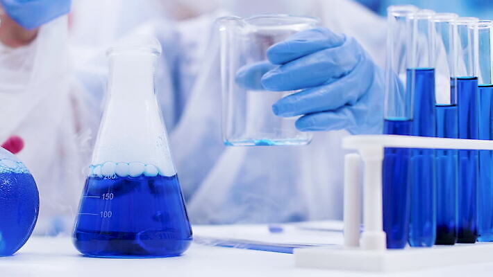 여자 산업 과학 유리 탁자 건강 실험 사람없음 파란색 거품 장비 액체 실험실 연기 천 과학자 플라스크 분석 비커 유리그릇 튜브 공식 원뿔 반응 방법 피펫 화학물질 화학자 4K 유체 MOV 해외동영상 클립영상 도형 직업 그릇 컬러 가구 컨셉 재질 실험기구 사람 직물 화학 동영상 학자 파일형식