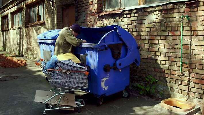 응시 음식 돈 가방 거리 따뜻함 한명 서기 야외 재활용 코트 쓰레기통 좌절 쓰레기 가난 수집 버리기 배고픔 검색 문제 포인트 거지 구걸 노숙자 혼자 비어있는 4K MP4 해외동영상 클립영상 1 시선 잡화 감정 컨셉 모션 사람 금융 외투 재산 친환경 동영상 파일형식