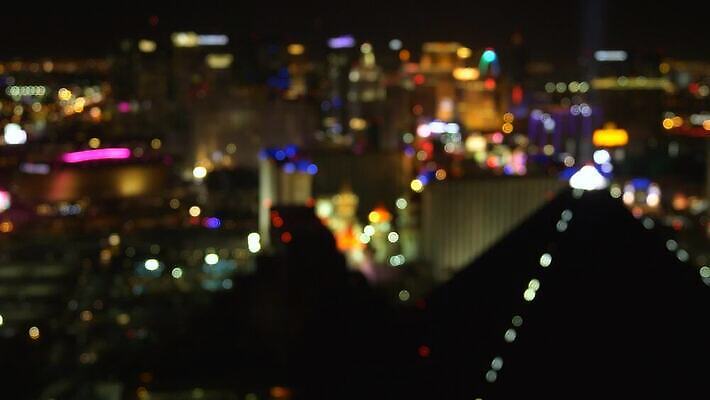 도로 조각 여행 백그라운드 돈 호텔 전등 거리 안테나 파노라마 사람없음 건물 빛 도시풍경 고층빌딩 미국 도시 고급 도박 야간 소프트포커스 카지노 피라미드 네온 머리위 장면 포커 스카이라인 빛망울 곤봉 항공촬영 라스베가스 전후 유흥 4K MOV 해외동영상 클립영상 자연요소 건축물 길 스포츠용품 뷰포인트 컨셉 북아메리카 통신 교통시설 숙소 조명 촬영기법 풍경 빌딩 게임 트럼프 비교 재산 동영상 랜드마크 파일형식