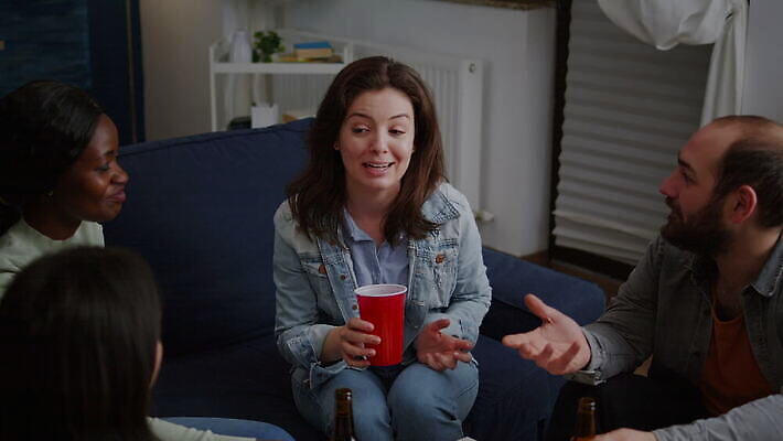 행복 음악 음식 흑인 거실 통신 유리 함께함 말하기 대화 웃음 사람 사람없음 30대 친구 소파 파티 우정 모임 마시기 알코올 잡기 야간 연결 건배 주말 테이크아웃 나눔 다민족 소셜 채팅 유흥 혼혈 사교적 4K MOV 해외동영상 클립영상 자연요소 서양인 감정 컨셉 의자 관계 모션 재질 문화예술 표정 이벤트 장년 다문화 동영상 파일형식