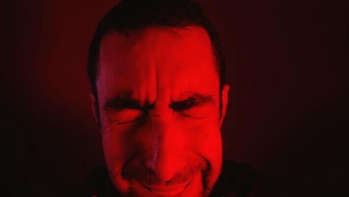 백인 1 남자 감정 얼굴 스트레스 건강 한명 사람 성인 빨간색 머리 어둠 고통 슬픔 표현 실패 좌절 닫기 울음 고민 두통 문제 후회 긴장 압력 우울증 위기 트러블 편두통 MOV 해외동영상 클립영상 서양인 컬러 컨셉 모션 표정 신체부위 질병 동영상 파일형식