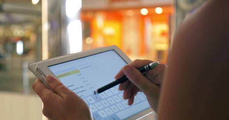 여자 텍스트 실내 사람 사람없음 신체부위 전자제품 컴퓨터 태블릿 터치패드 알약 펜 디지털 스크린 쪽지 공책 키보드 메시지 어플리케이션 공항 휴대용 쇼핑몰 무선전화기 전자 공지사항 일반 타입 패드 터치스크린 4K MOV 해외동영상 클립영상 교통시설 문구용품 내부 스마트기기 필기구 약 전화기 오브젝트 동영상 파일형식