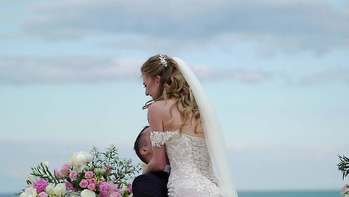 백인 커플 드레스 여자 남자 꽃 바다 꽃다발 신랑 결혼 신혼부부 포옹 결혼식 키스 사랑 야외 두명 여름 귀여움 맑음 흰색 축하 가운 기다림 아치 작약 제단 4K MOV 해외동영상 클립영상 서양인 식물 부부 옷 계절 감정 컬러 컨셉 관계 안기 모션 날씨 사람 이벤트 애정표현 신혼 동영상 파일형식