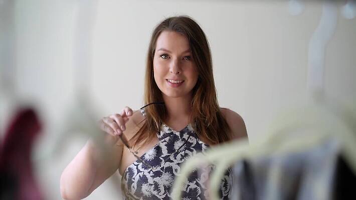 라이프스타일 드레스 옷 여자 안경 주택 한명 사람 쇼핑 유행 상점 방 흰색 직물 장롱 선택 옷걸이 오두막 수집 고객 부티크 쇼퍼홀릭 신발장 스타일 4K MOV 해외동영상 클립영상 1 잡화 컬러 가구 컨셉 건물 생활 동영상 파일형식